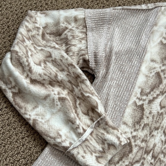 Fleece Snakeskin 🐍 Top - Picture 4 of 6